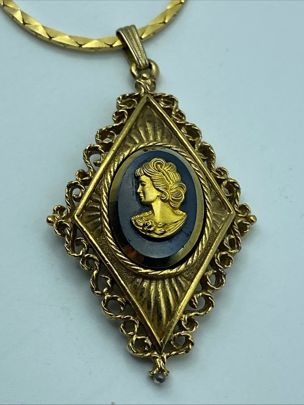 vintage 1960s gold-tone diamond-shaped cameo pendant necklace